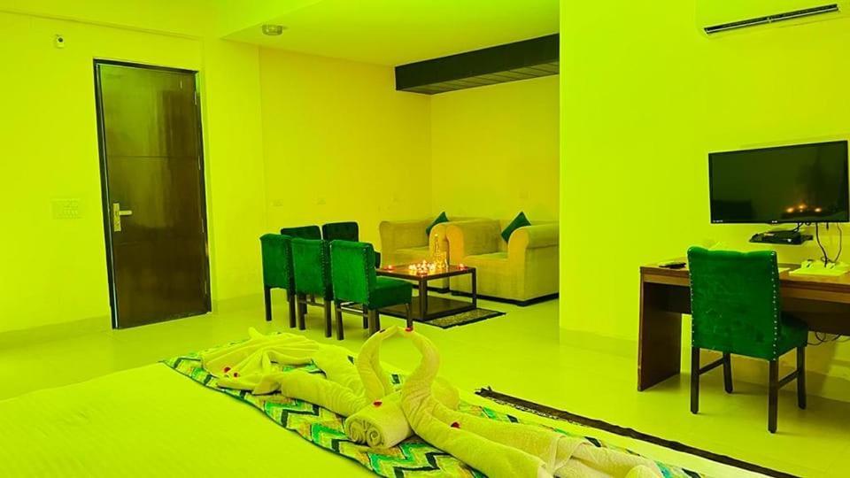Hotel The Am Bliss Гургаон Екстериор снимка
